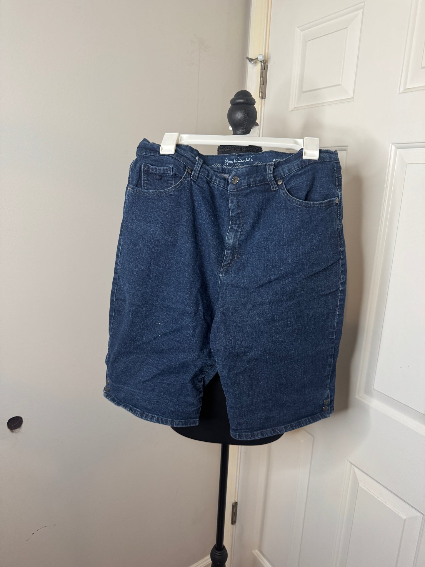 Blue Gloria Vanderbilt Long Shorts, Style Amanda, Size 16