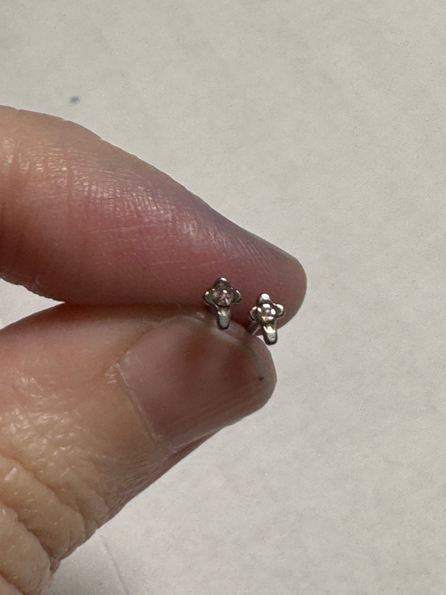 20 Gauge Straight Cross Nose Ring