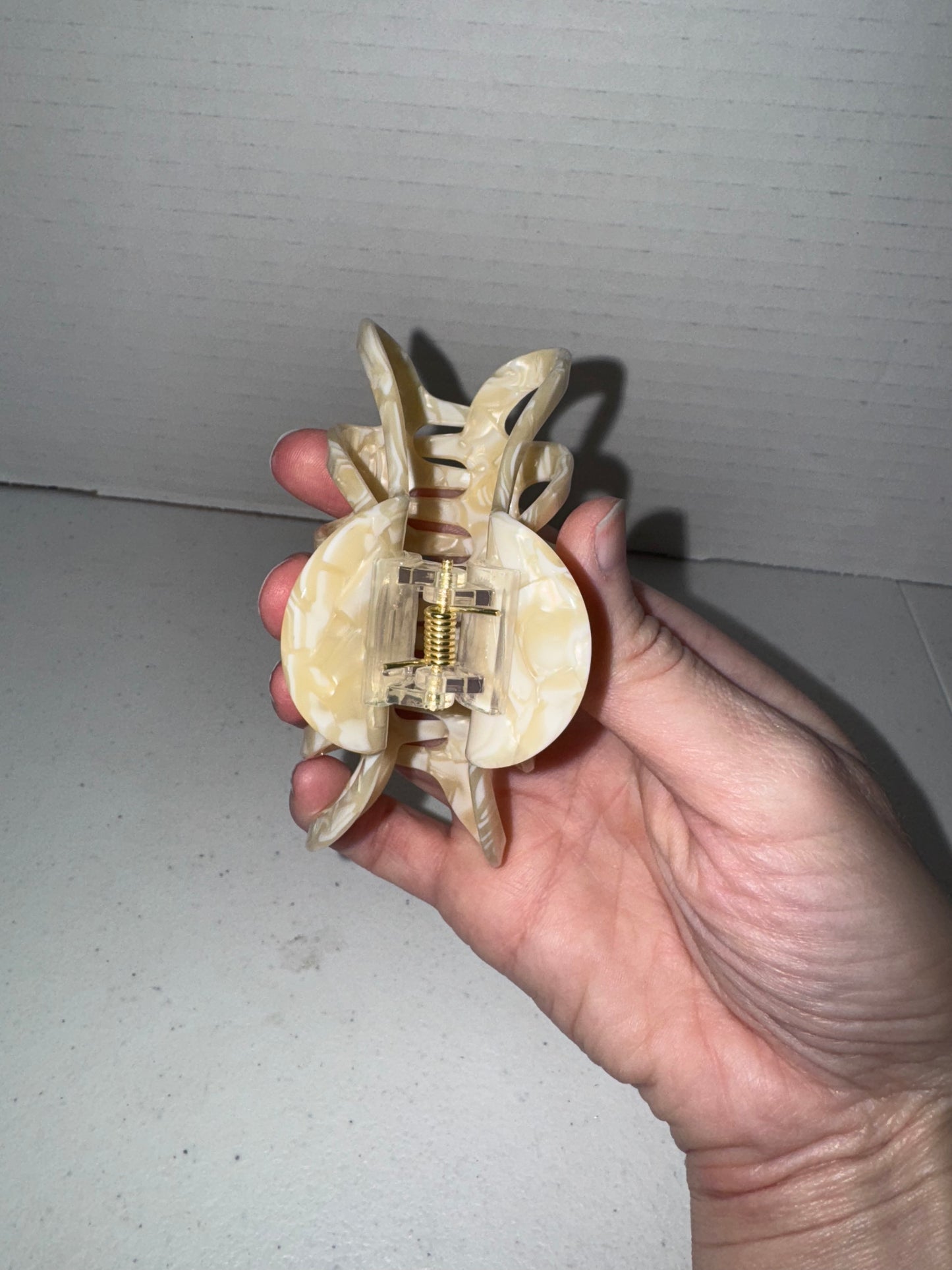 Luxy Coastal Shell Claw Clip