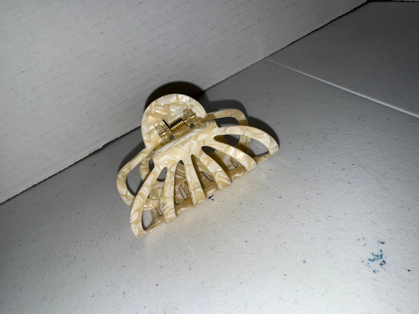 Luxy Coastal Shell Claw Clip