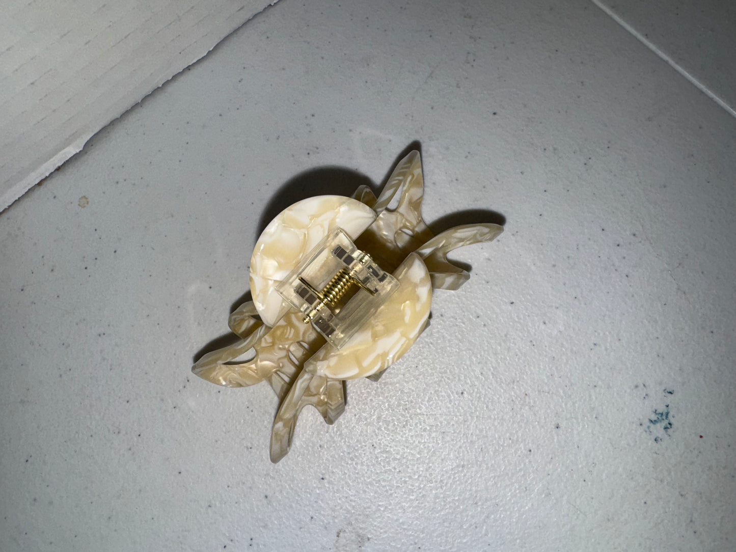 Luxy Coastal Shell Claw Clip