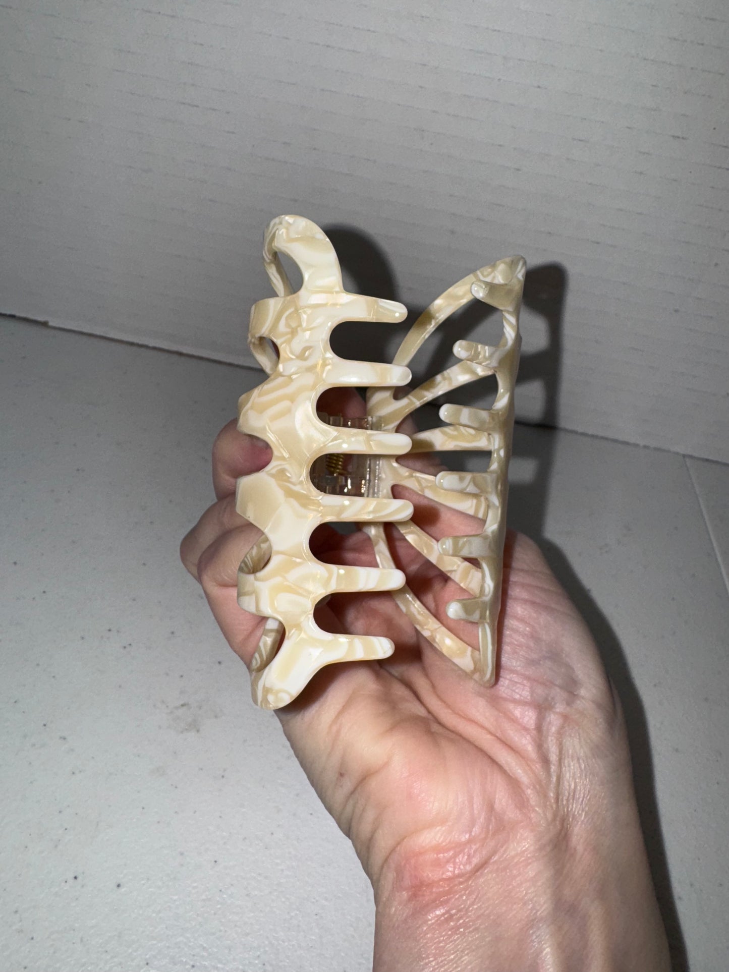 Luxy Coastal Shell Claw Clip