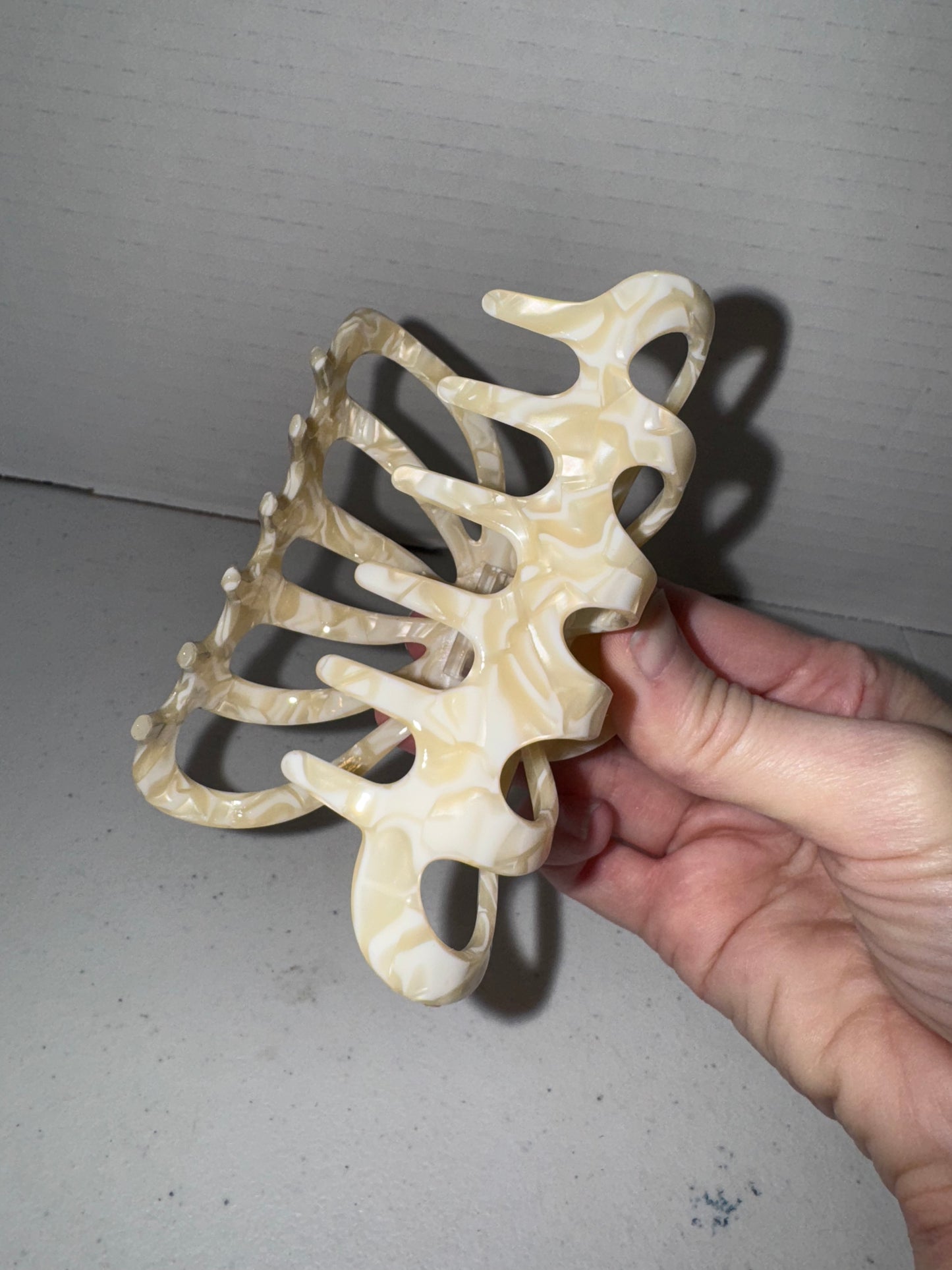 Luxy Coastal Shell Claw Clip