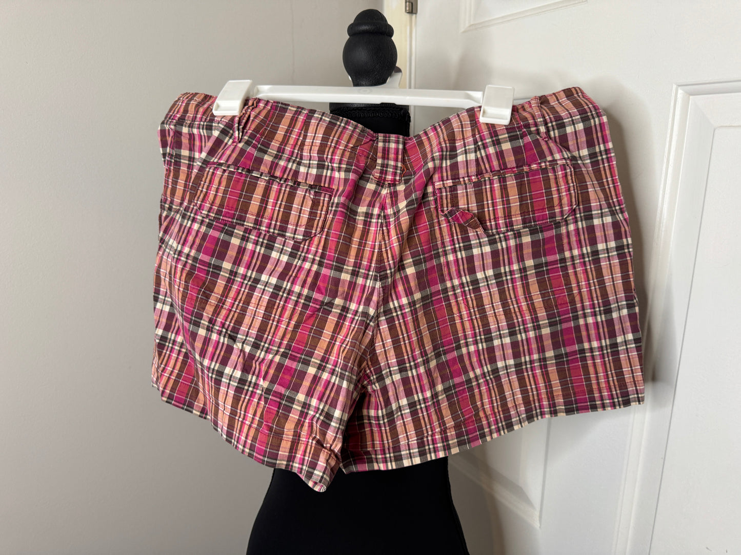 Manhattan Chino New York & Company Pink Plaid Shorts, size 16.