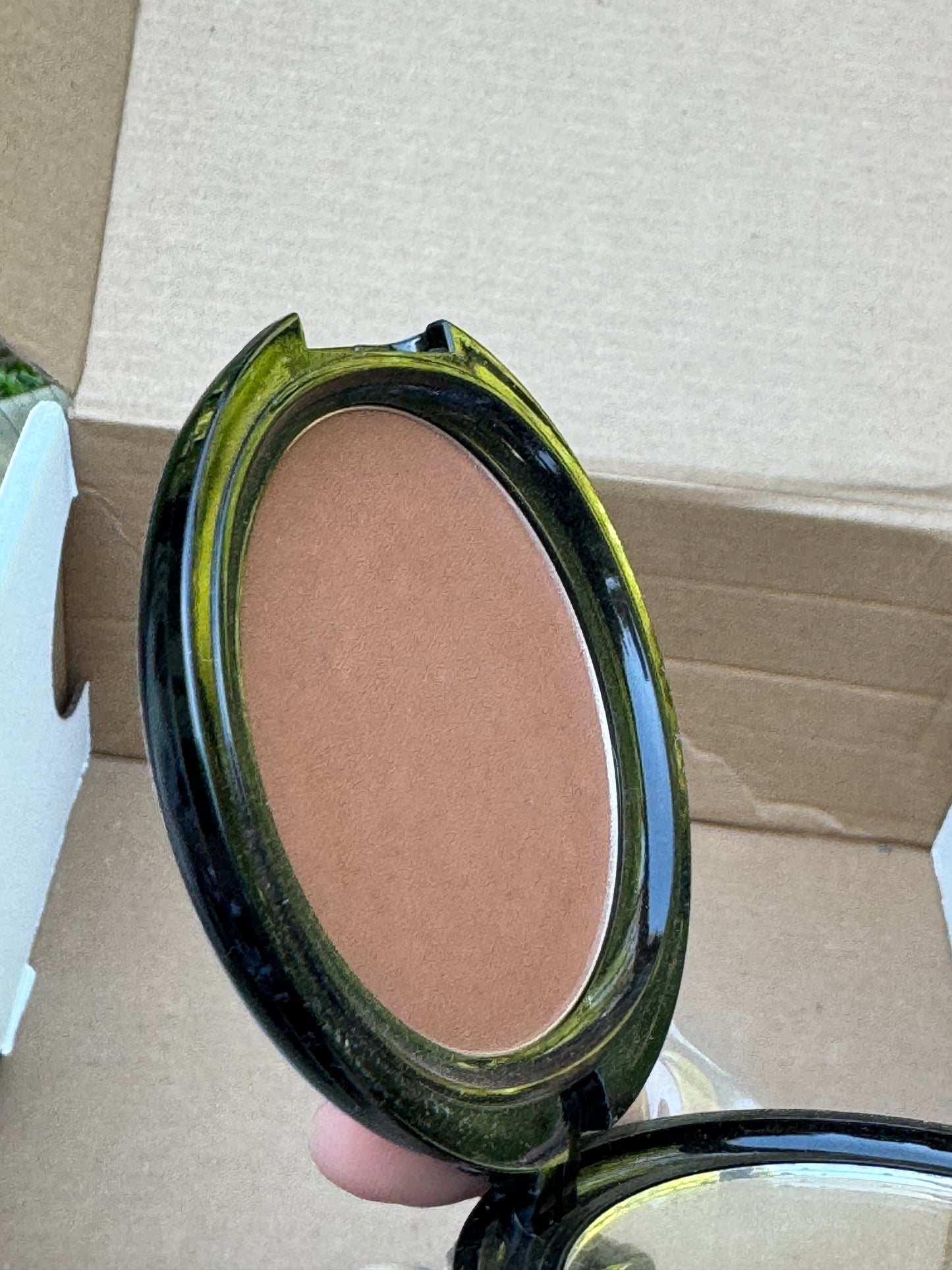 OSP Cosmetics Photochromatic Pressed Powder in Cocoa Bean