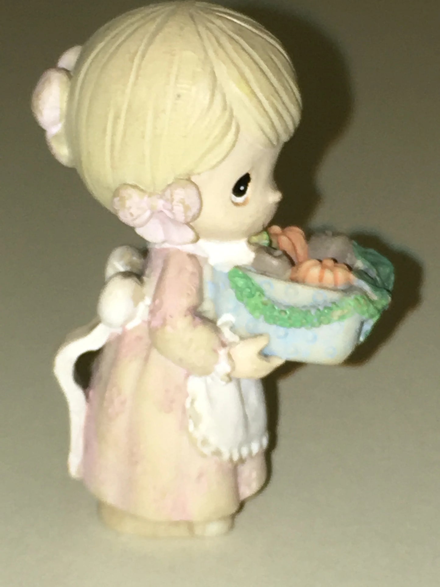 Vintage 1998 Precious Moments Christmas Figurine Girl