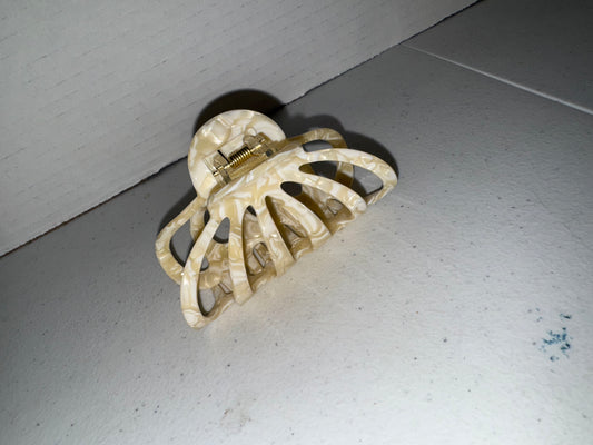 Luxy Coastal Shell Claw Clip