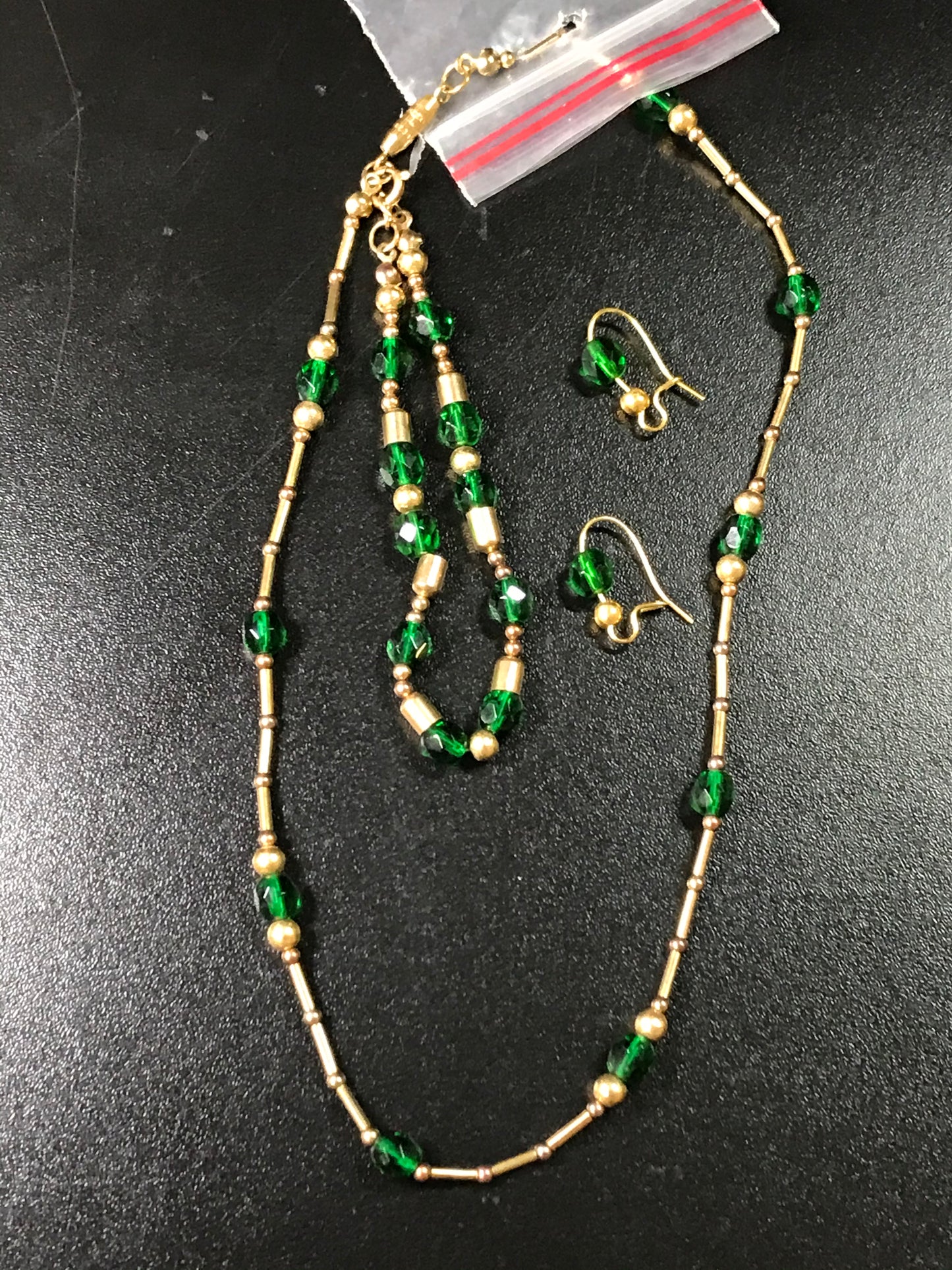 15 1/2" Green and Gold Necklace Set